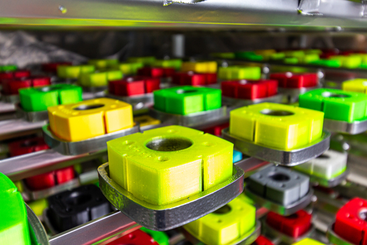 Bauteile aus dem 3D Druck auf einem Gestell.jpg